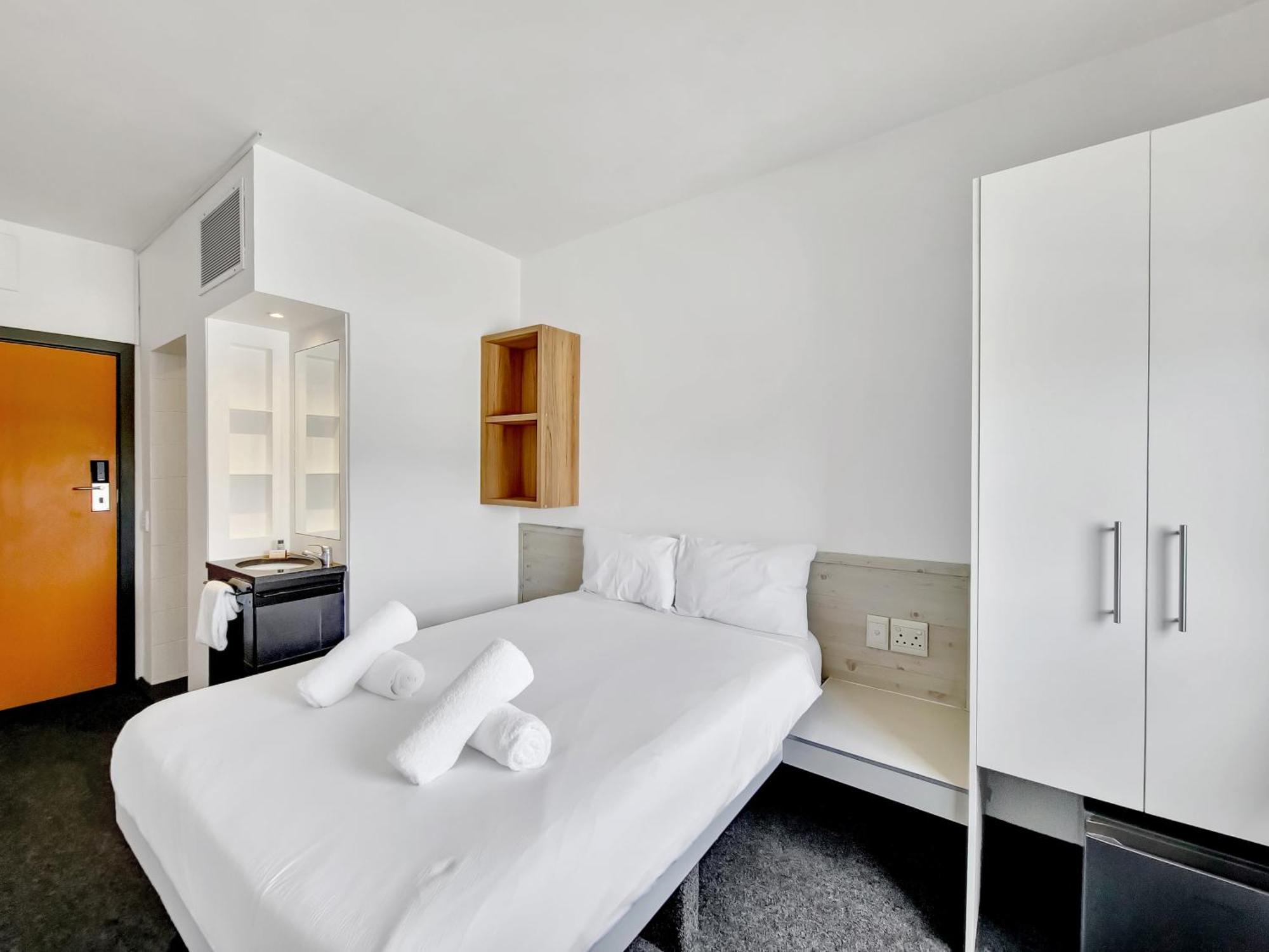 1st Floor Shared Metropole Building Db Apartment *